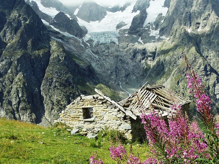 Abandoned alp hut above Refugio Bonatti  © alan wilson