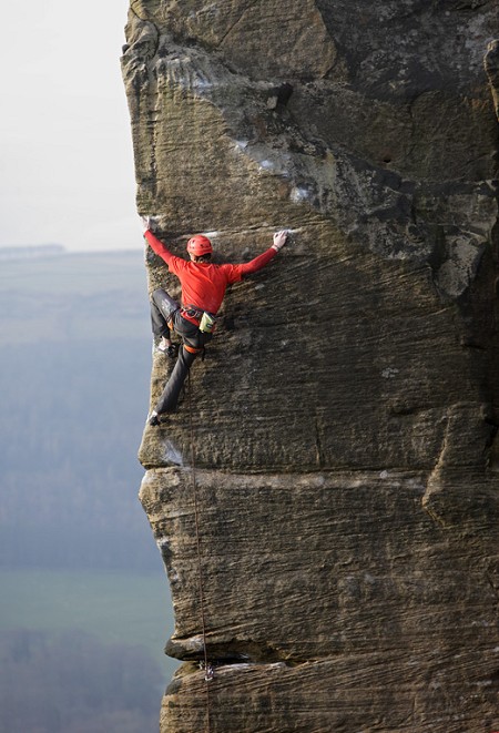 James at home on grit, onsightng End of the Affair, Curbar. This technical arete is E8.  © Dave Simmonite