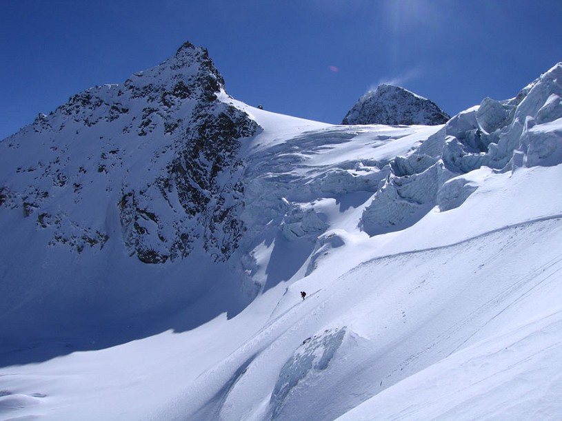 Lise Tonelli attacks a steeper variant with the summit of Piz Buin behind.  © Andy Perkins
