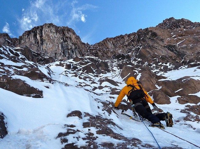 Tom Ripley leading low down on the South Face of Chichicapac  © Tom Ripley / Hamish Dunn
