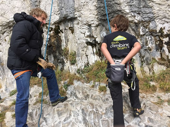 Toby setting off on Raindogs with Ian Dunne giving guidance  © Tristian Roberts