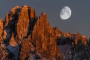 Sassolungo and the moon<br>© James Rushforth