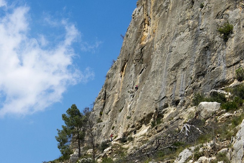 A climber on the first pitch of the excellent 6a+ Pesadilla de un Borracho   © Mark Glaister