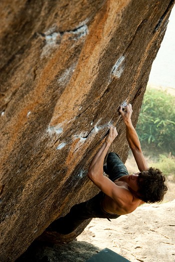 Will Abbott testing the durability of his skin on Surfer's Traverse (7C)  © Nick Brown