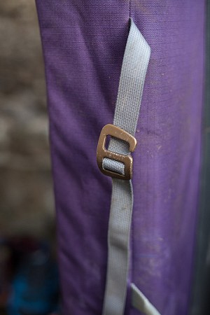 Easy to use buckles  © UKC Gear