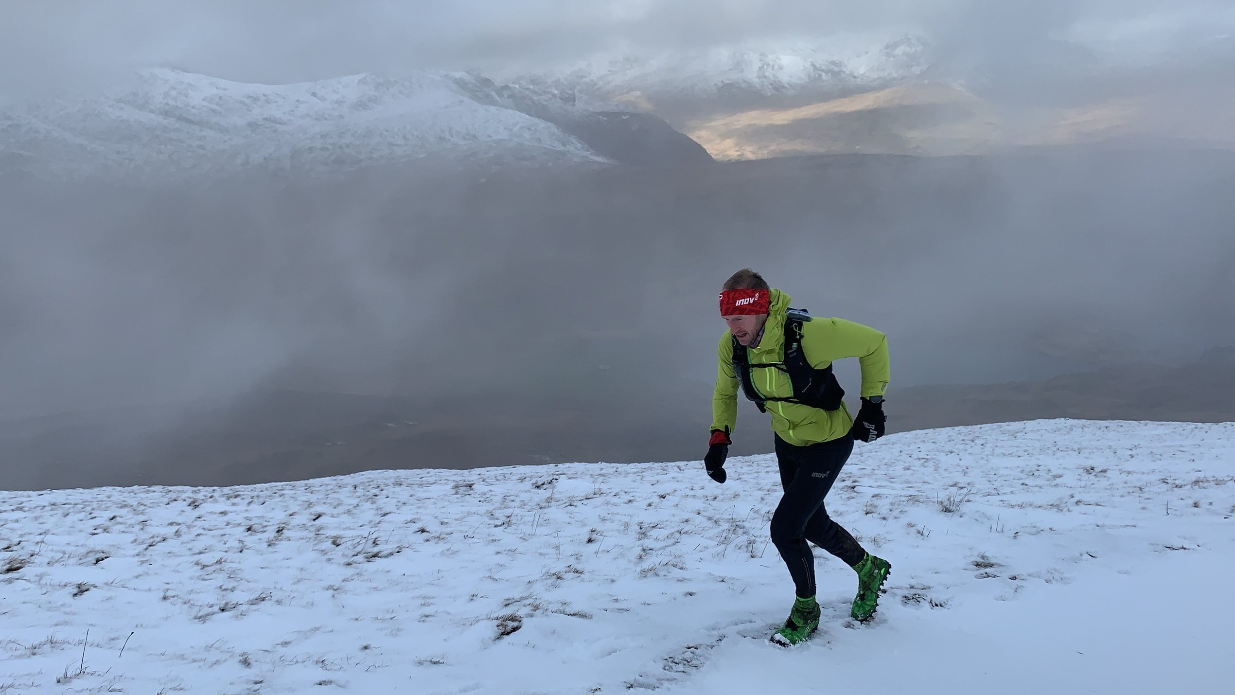 Damian Hall completing his record breaking Winter Paddy Buckley Round  © https://www.inov-8.com/