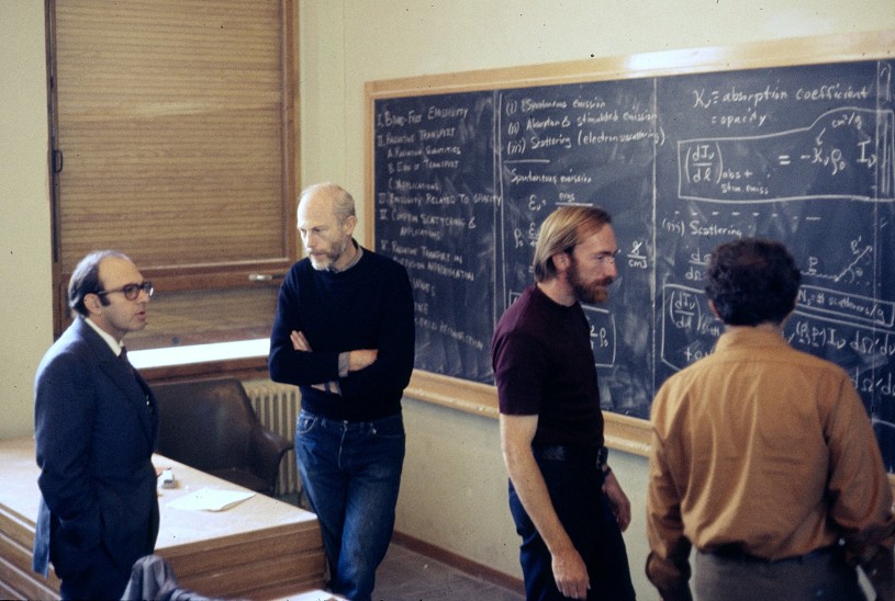 Summer, 1972, discussion in main lecture hall. From left, Yuval Ne'eman, Bryce DeWitt, Kip Thorne.  © CC BY-SA 3.0