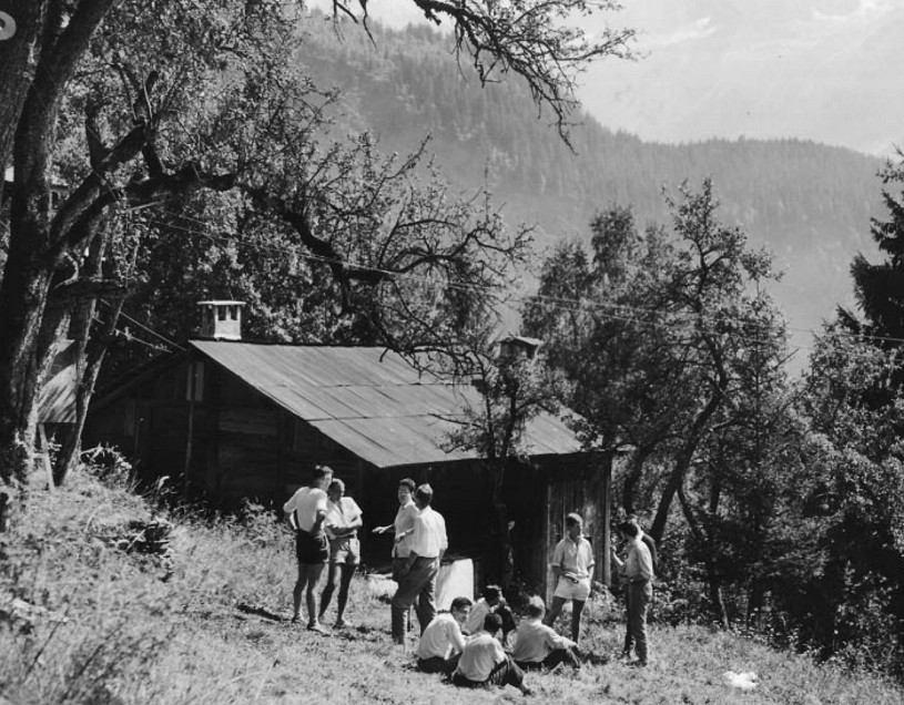 A scene from the very first summer school in 1951, showing one of the 'primitive' chalets and mazots.  © École de Physique des Houches