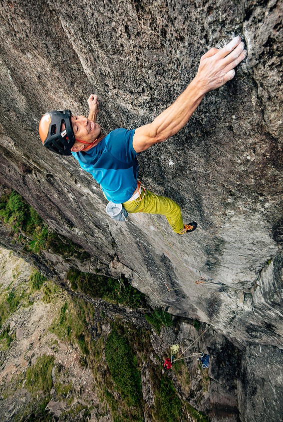 Neil Gresham latches the elusive slot at the top of Lexicon E11 7a.  © Alastair Lee/Posing Productions