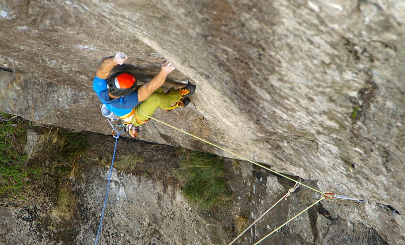 Neil in the striking lower groove of Lexicon E11 7a.  © Alastair Lee/Posing Productions