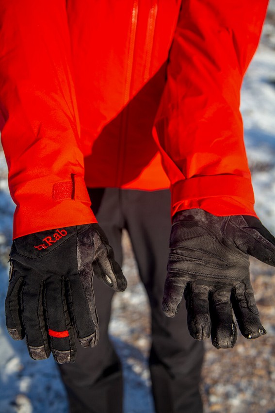 Chunky cuffs easy to close over big gloves  © UKC Gear
