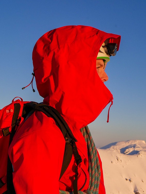 Very large hood provides more than enough room for helmet  © UKC Gear