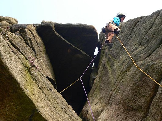 Looking for gear on Inverted V VS4b (Stanage Popular)  © Peakology